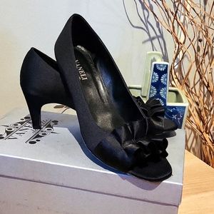 Vaneli di notte, black satin heals size 8.5
